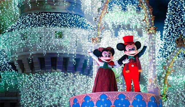 mickey-and-minnie-dressed-for-christmas-sparkling-lights