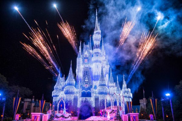 Disney_castle_christmas_1600px